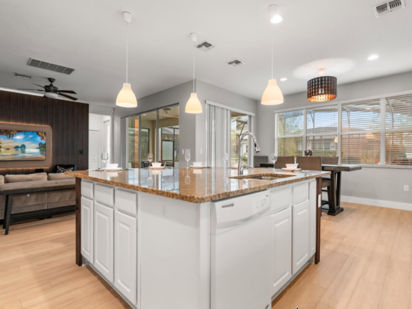 Luxury Vacation Home in Kissimmee 6-Bedroom Home with Private Pool & Great Amenities